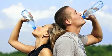 Hoofd van waterverbruik met de juiste voeding